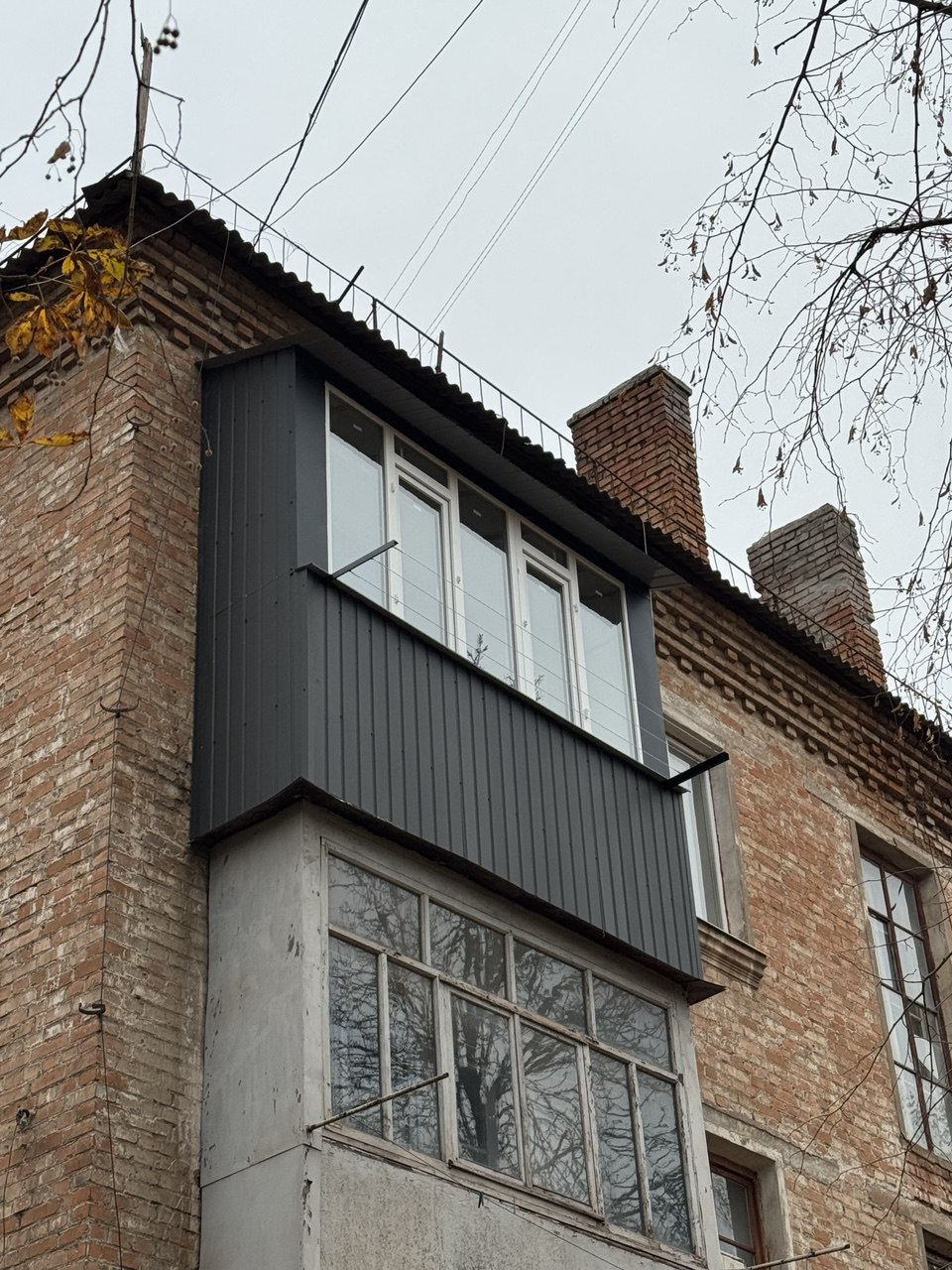 Установка металлопластиковой рамы, внешняя обшивка профлистом, монтаж крыши — ул. Самотечная, 9, фото 1