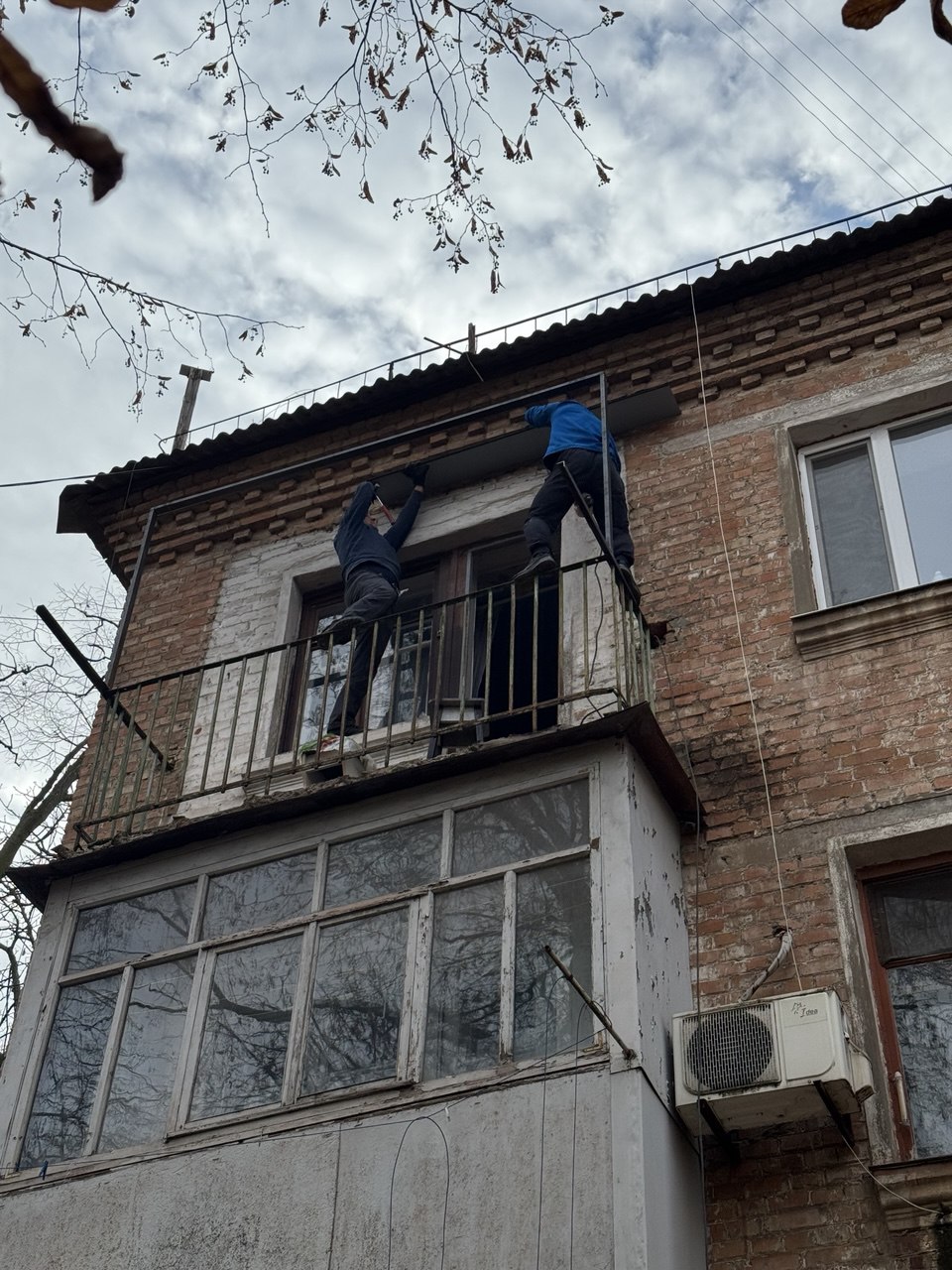 Установка металлопластиковой рамы, внешняя обшивка профлистом, монтаж крыши — ул. Самотечная, 9, фото 2
